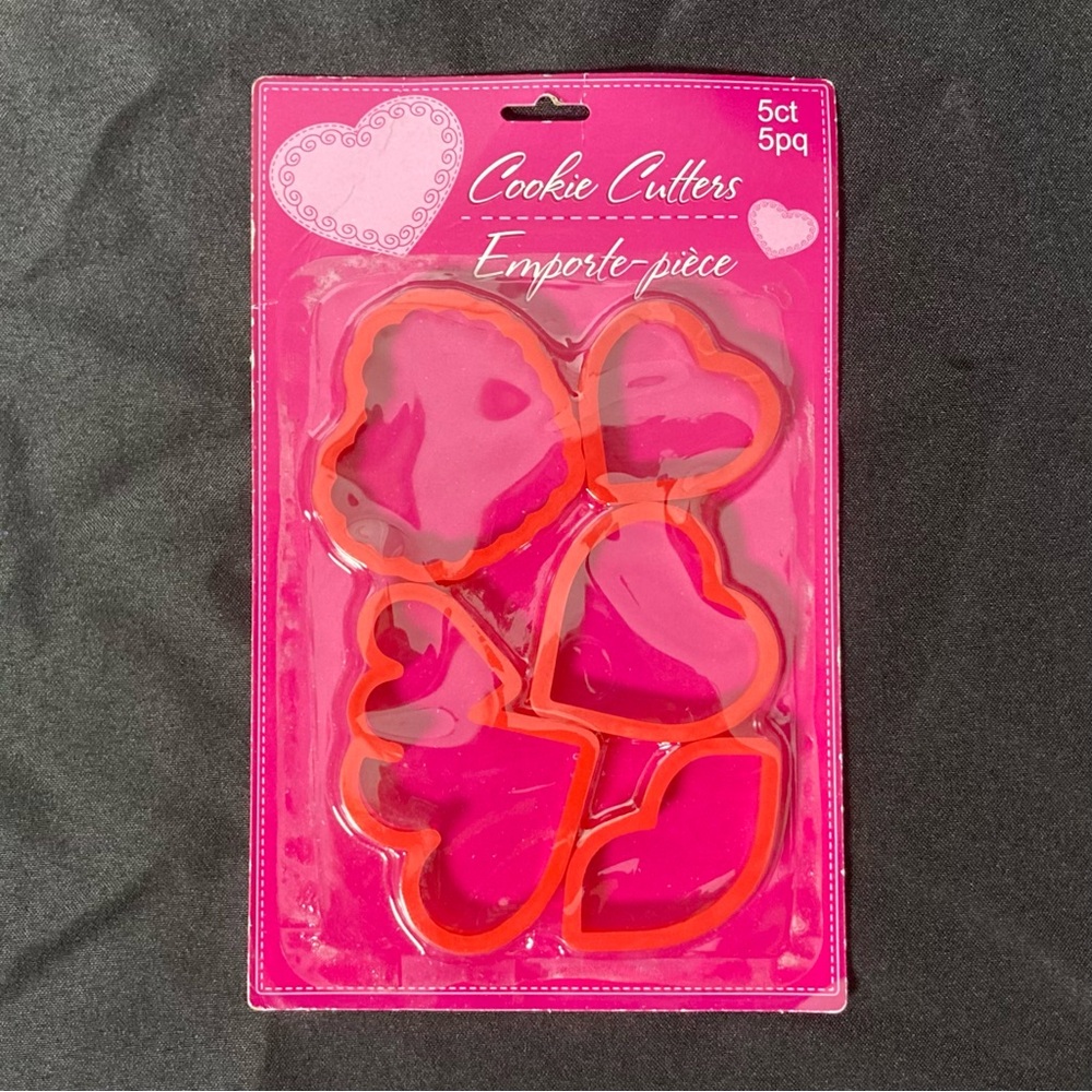 ⭐️ Valentine’s Day Red Plastic Cookie Cutters Set Heart And Lip Shaped